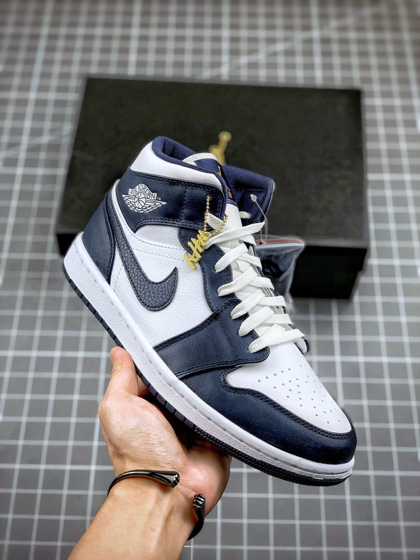 AIR JORDAN 1 MID WHITE/METALLIC GOLD-OBSIDIAN