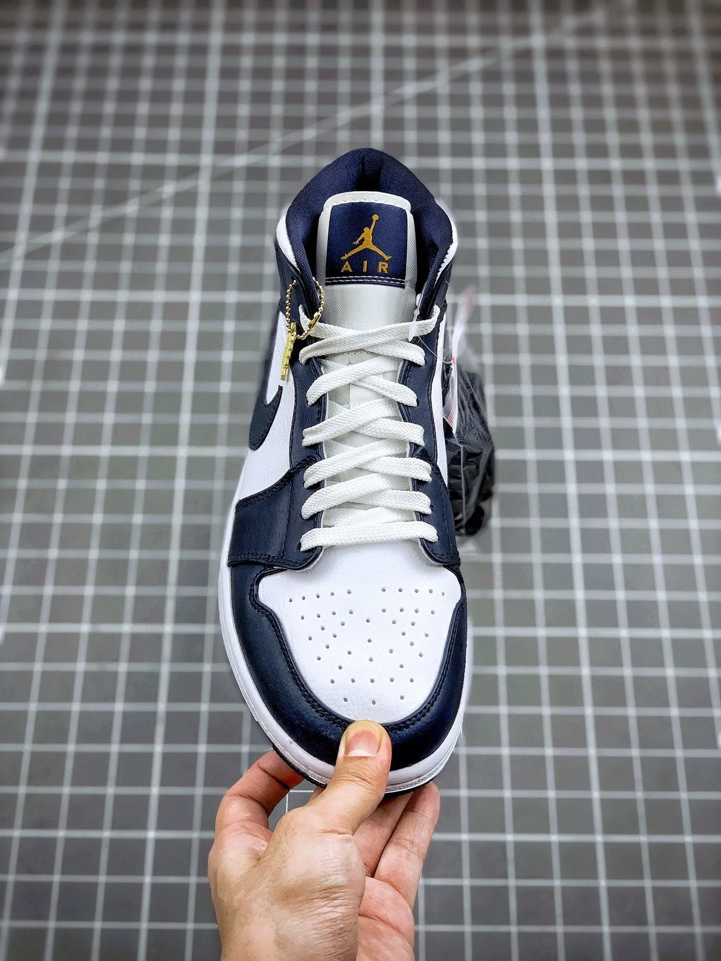 AIR JORDAN 1 MID WHITE/METALLIC GOLD-OBSIDIAN