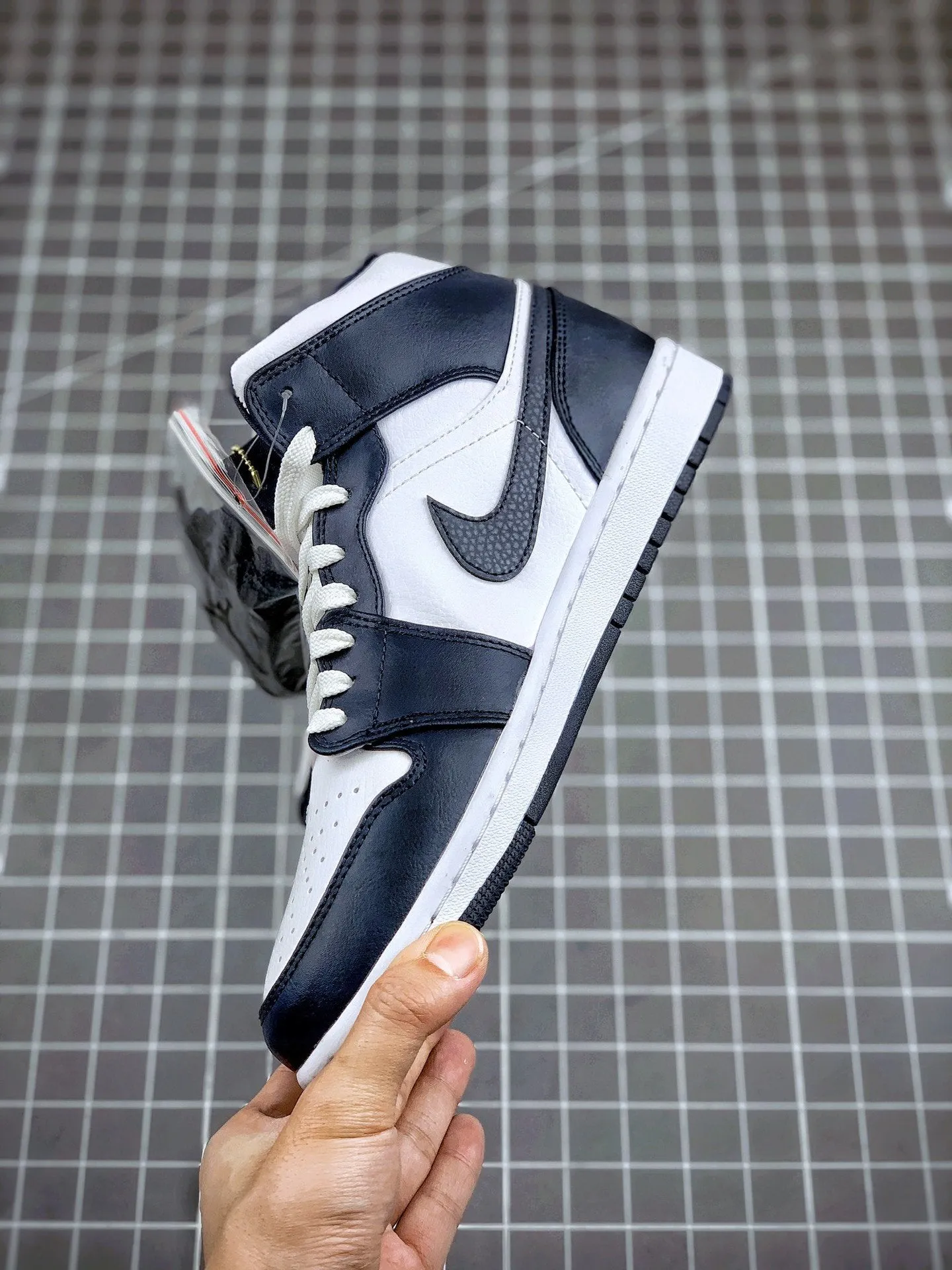 AIR JORDAN 1 MID WHITE/METALLIC GOLD-OBSIDIAN