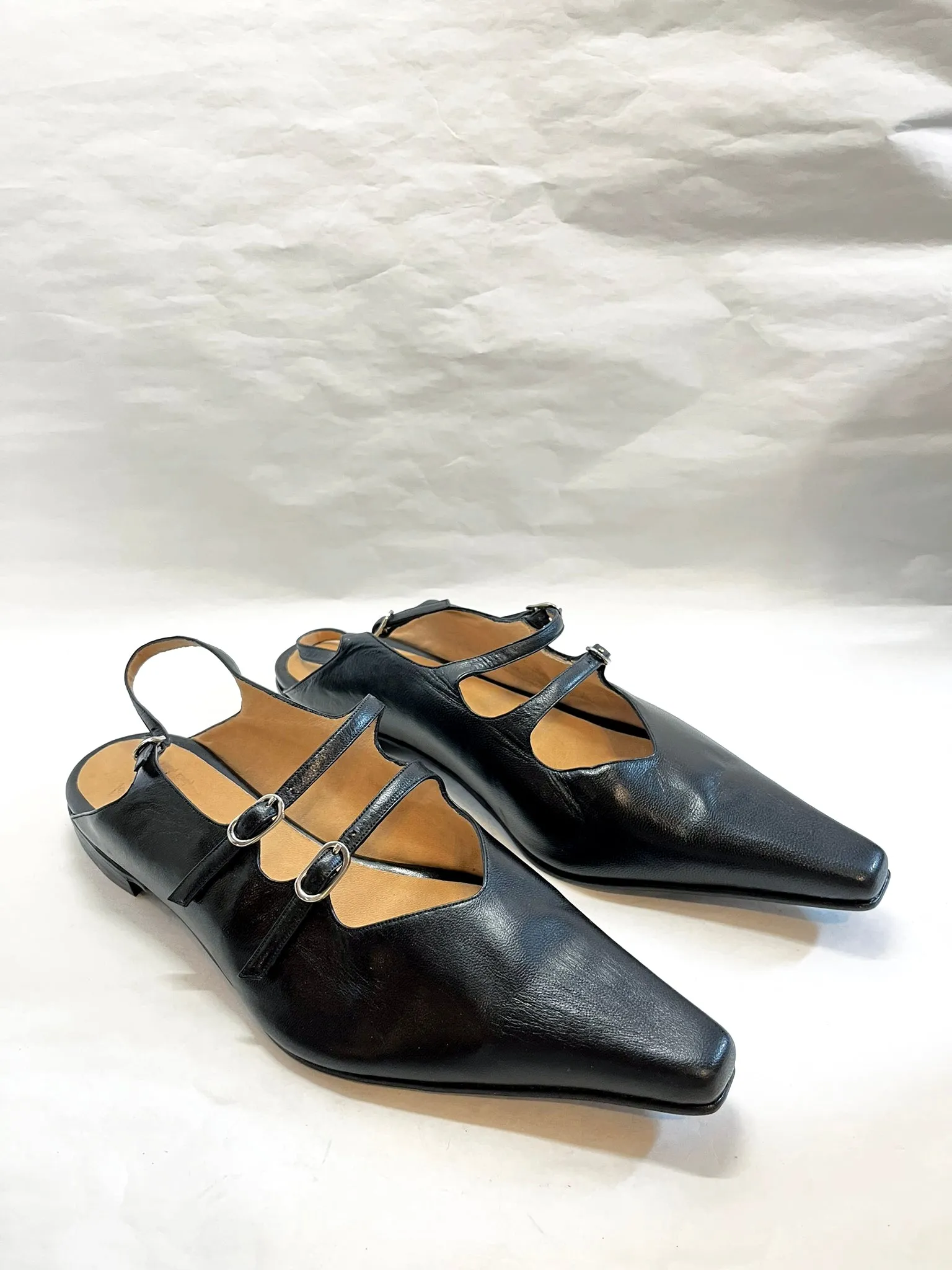 Cata Buckle Flat in Black Size 42